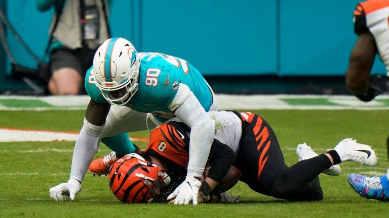 Former Miami Dolphins outside linebacker Shaq Lawson (90) has been traded from the Texans to the Jets. (Wilfredo Lee/AP)