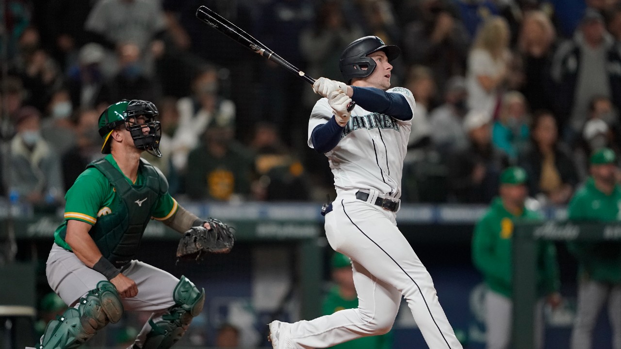 Mariners stay half-game ahead of Blue Jays with another win vs. A’s thumbnail