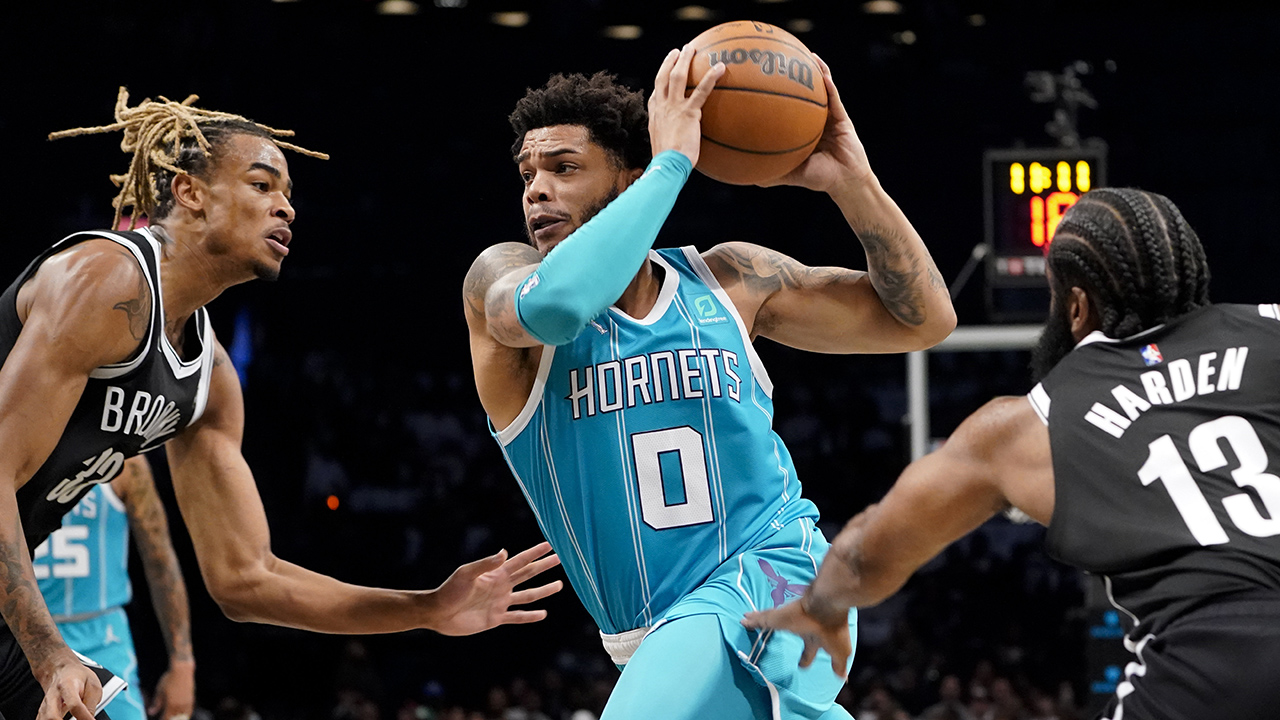 Hornets' Miles Bridges apologizes for tossing mouthpiece that