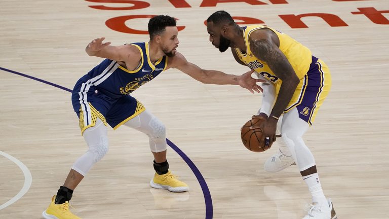 Golden State Warriors' Stephen Curry, left, pressures Los Angeles Lakers' LeBron James during the first half of an NBA basketball game. (Jae C. Hong/Ap)