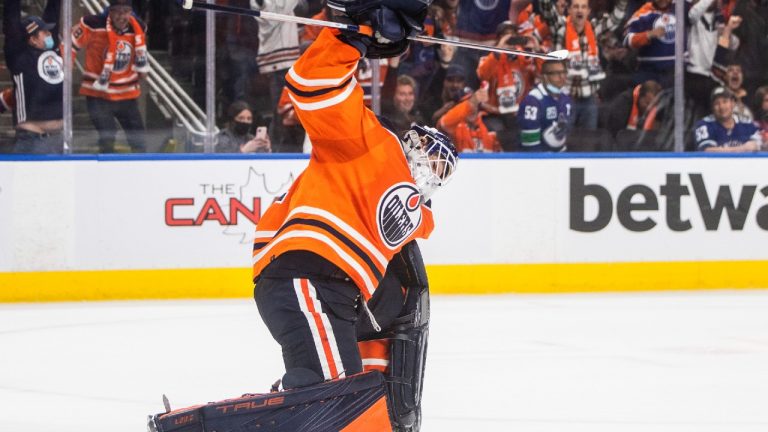 Edmonton Oilers goalie Mike Smith (41) celebrates the shootout win over the Vancouver Canucks during NHL action in Edmonton on Wednesday, October 13, 2021 (Jason Franson/CP).