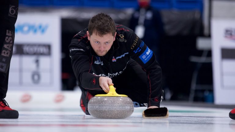 Jason Gunnlaugson shoots a stone during the Masters on Oct. 22, 2021, in Oakville, Ont. (Anil Mungal)