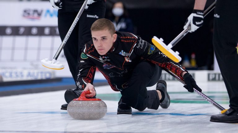 Ross Whyte shoots a stone during Draw 16 of the Masters on Oct. 22, 2021, in Oakville, Ont. (Anil Mungal)