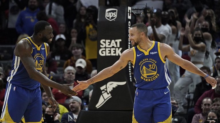 Golden State Warriors' Stephen Curry (30) and Draymond Green celebrate late in the second half of an NBA basketball game against the Cleveland Cavaliers. (Tony Dejak/AP)