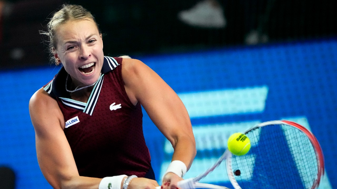 Anett Kontaveit defeats Barbora Krejcikova in opener of WTA Finals