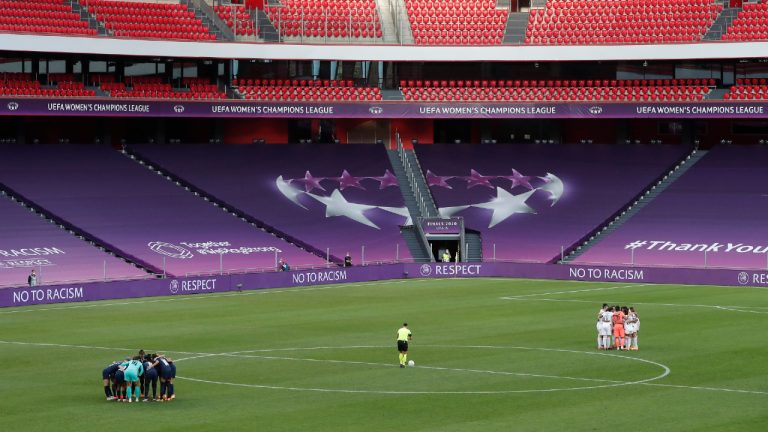 PSG, left, and Lyon players huddle before the Women's Champions League semifinal soccer match between Lyon and Paris Saint-Germain in Bilbao, Spain, Wednesday, Aug. 26, 2020.(Villar Lopez/Pool via AP) 