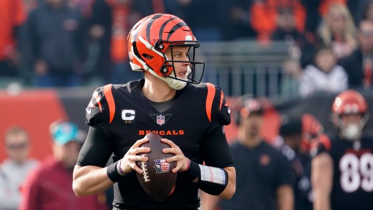 Cincinnati Bengals quarterback Joe Burrow (9) looks to throw during the fist half of an NFL football game against the Baltimore Ravens, Sunday, Dec. 26, 2021, in Cincinnati (Jeff Dean/AP).