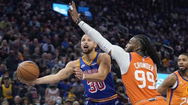 Golden State Warriors guard Stephen Curry (30) shoots against Phoenix Suns forward Jae Crowder (99) during the first half of an NBA basketball game. (Jeff Chiu/AP)