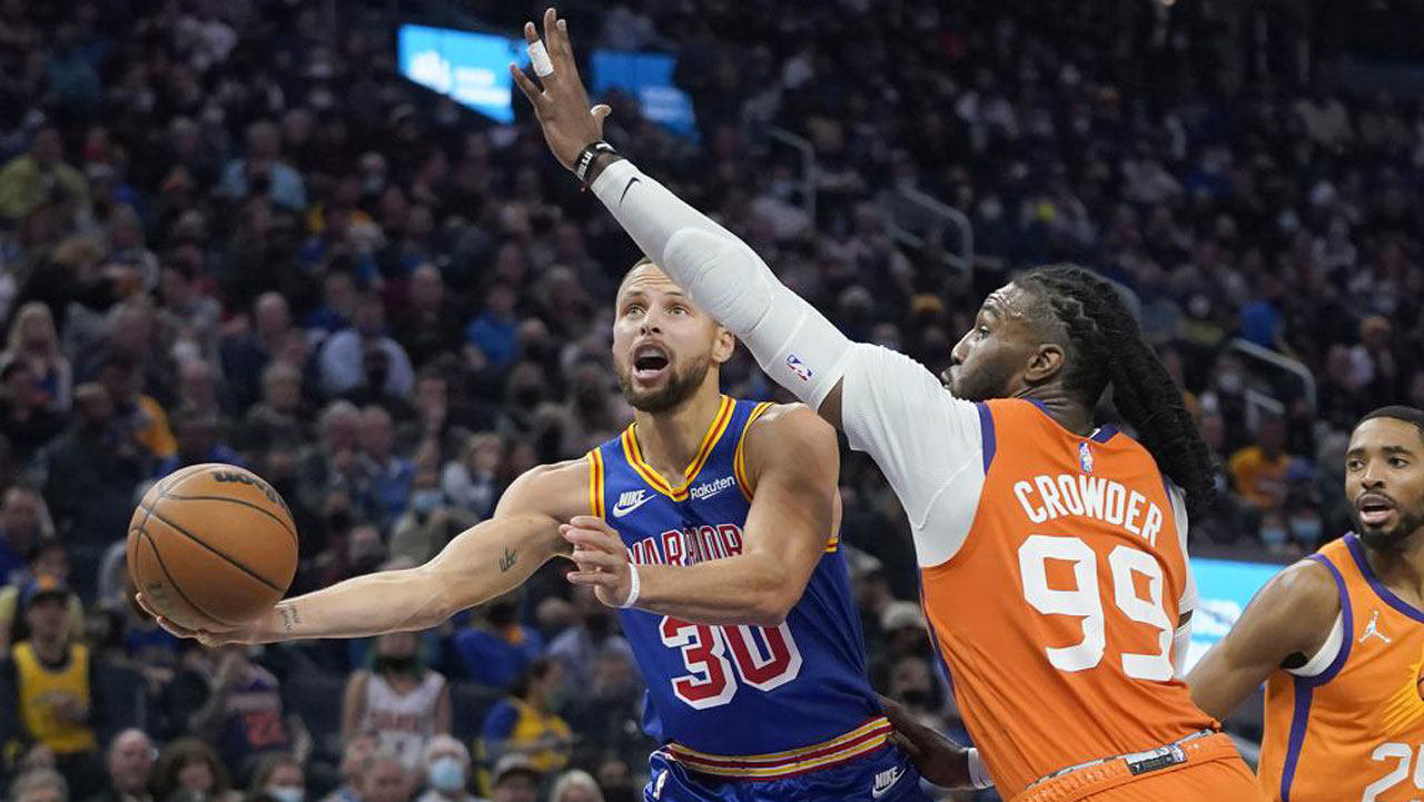 Warriors end Suns’ 18game streak as Curry bounces back with 23 points