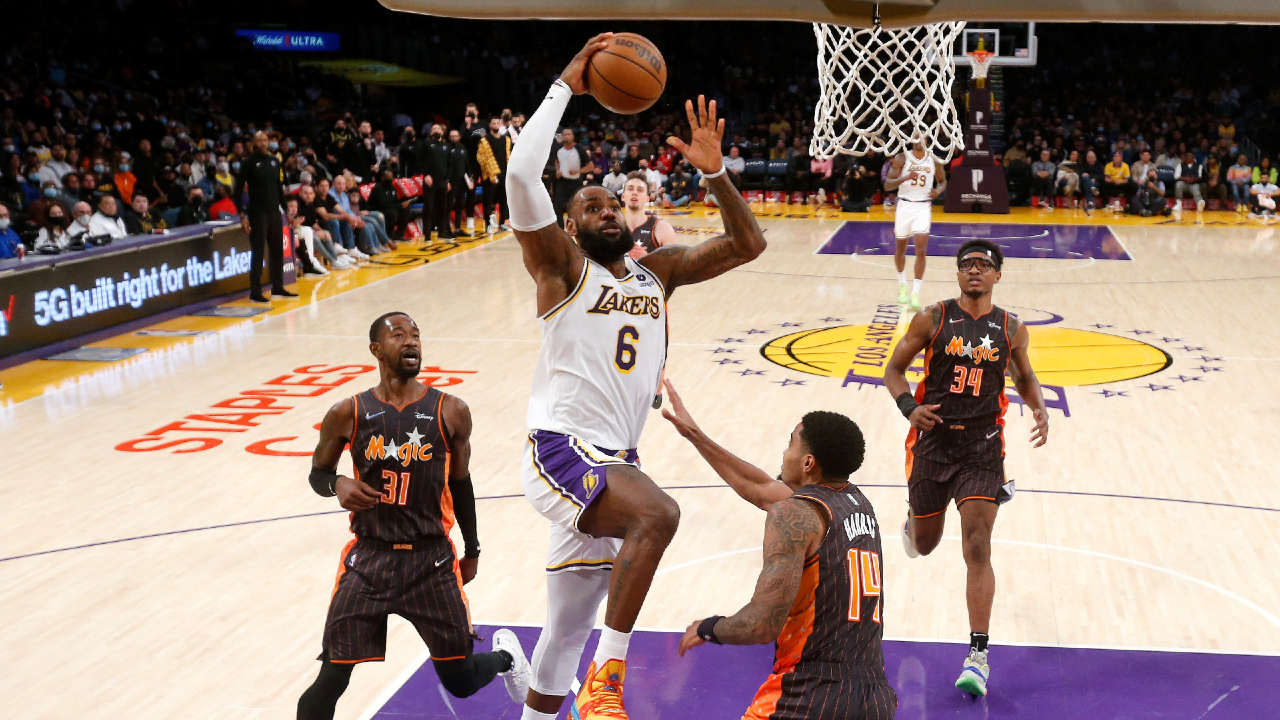 'Encontrar la alegría a través del ajetreo', LeBron James lleva a los Lakers a superar a Magic