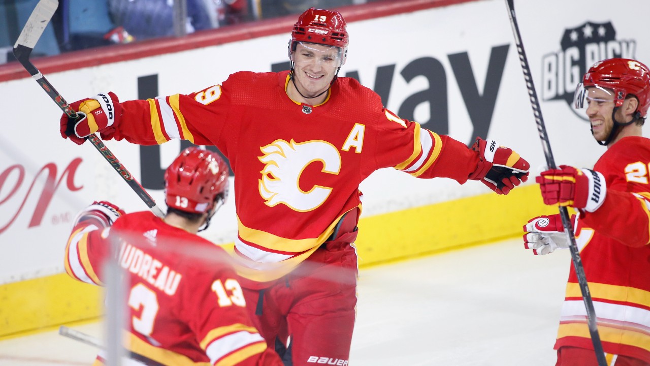 He scored goals and even flashed muscle — Johnny Gaudreau did it all in  Flames win