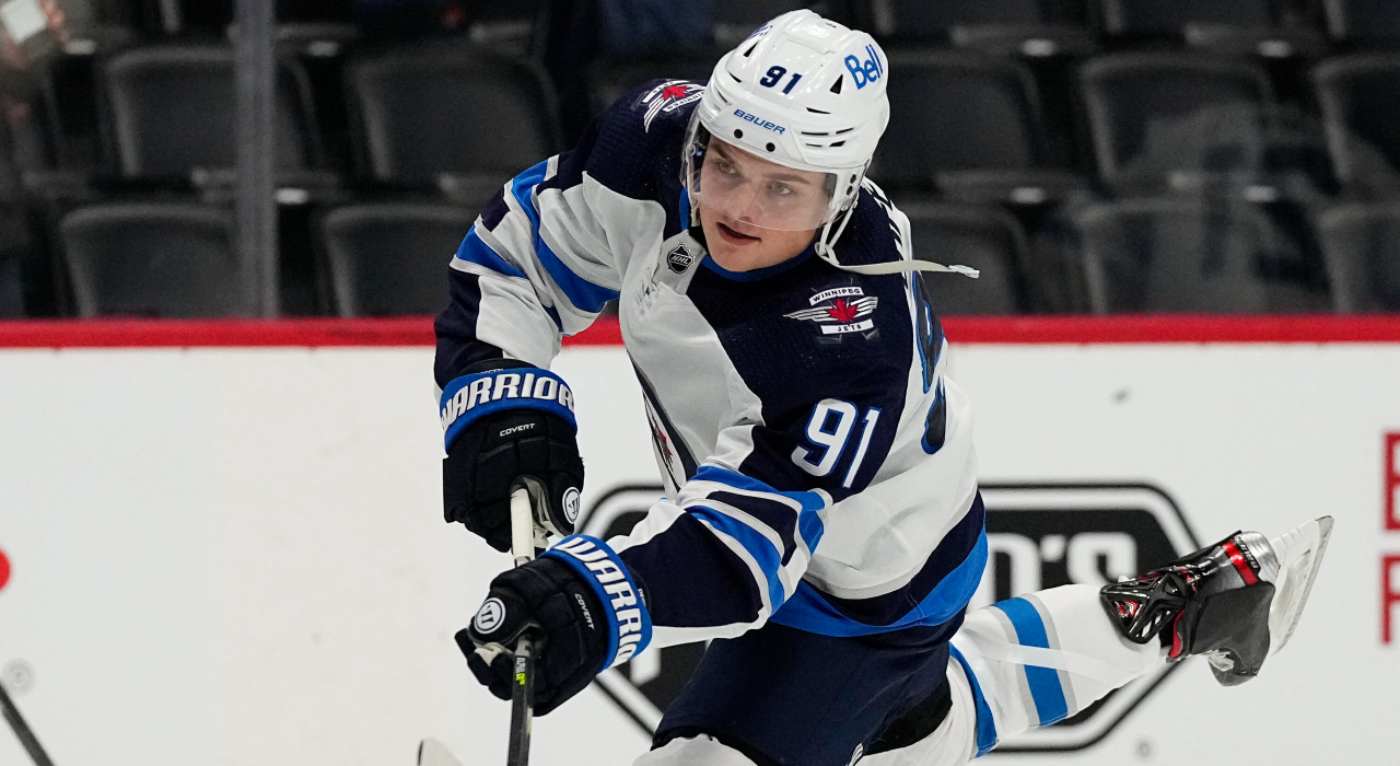He has eyes on the back of his head': Cole Perfetti is thriving with the  Winnipeg Jets - Daily Faceoff