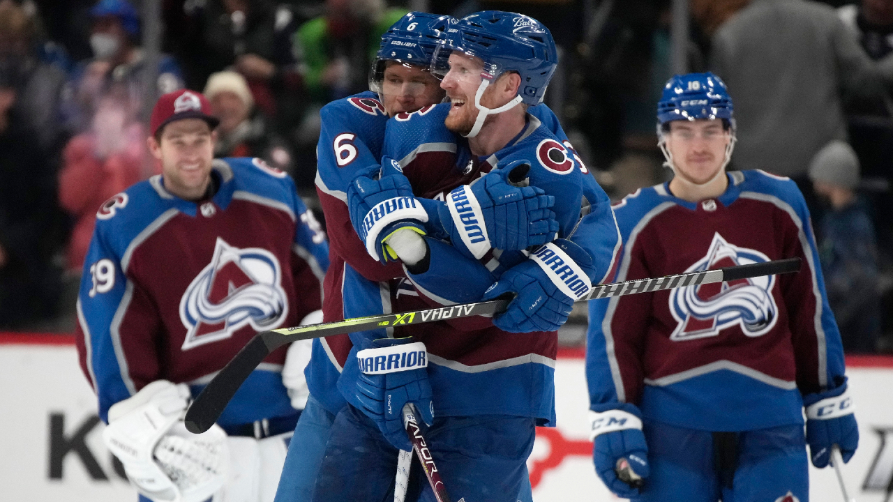 Avalanche stun Bruins with dramatic rally for 17th straight home victory