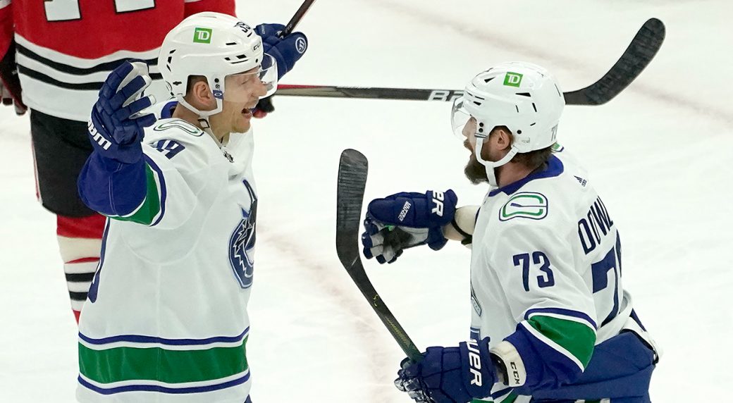 Canucks recibe apoyo de sospechosos inusuales en victoria sobre Blackhawks