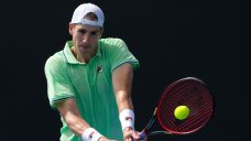 Isner wins 499th career tiebreaker, reaches Dallas Open quarterfinals