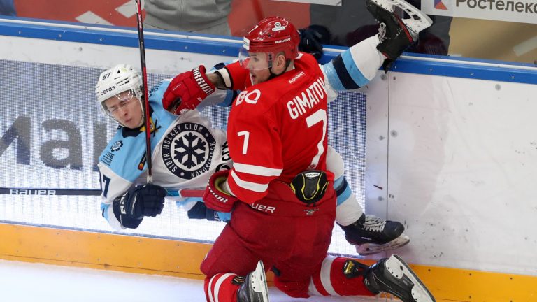 Sibir Novosibirsk's Dmitry Ovchinnikov (L) and HC Spartak Moscow's Eduard Gimatov fight for the puck in their 2021/2022 KHL Regular Season ice hockey match at Megasport Arena. Stanislav (Krasilnikov/TASS)