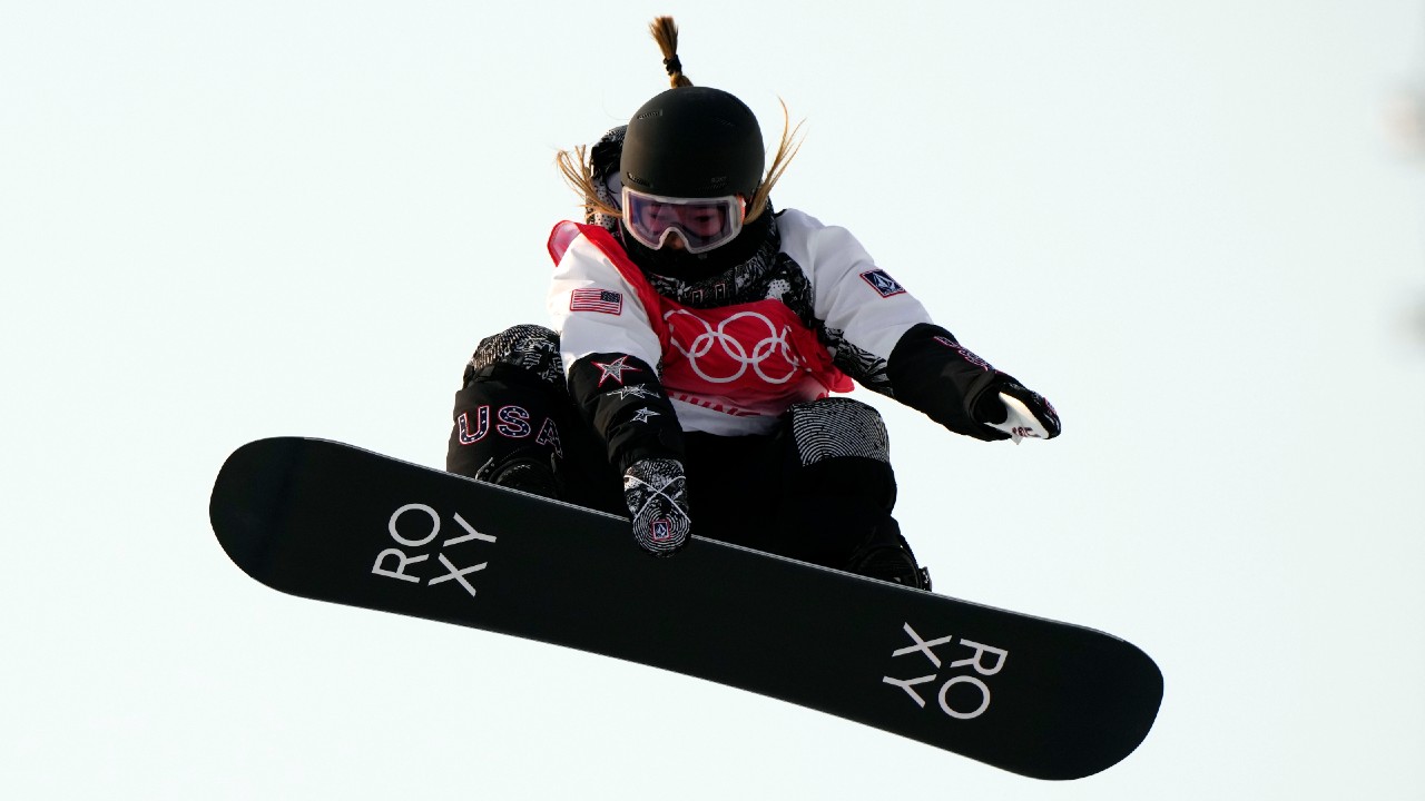 Chloe Kim defends gold, Canadians miss podium in snowboard halfpipe at Olympics