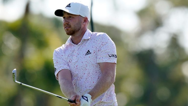 Daniel Berger watches his shot from the 16th tee during the second round of the Honda Classic golf tournament. (Lynne Sladky/AP)