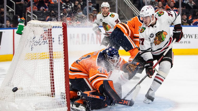 Chicago Blackhawks' Kirby Dach (77) is stopped by Edmonton Oilers goalie Mike Smith (41) during first period NHL action. (Jason Franson/CP)