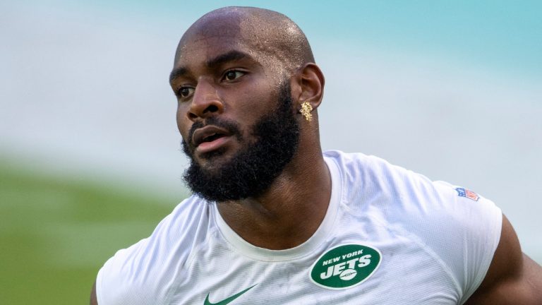 New York Jets wide receiver Jamison Crowder warms up on the field before taking on the Miami Dolphins. (Doug Murray/AP)