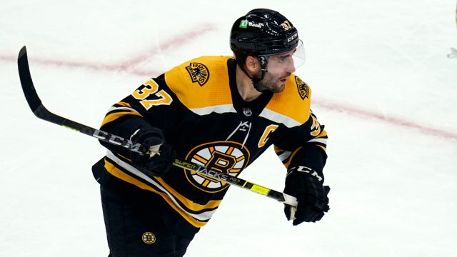 Bruins' Patrice Bergeron leaves regular-season finale with injury