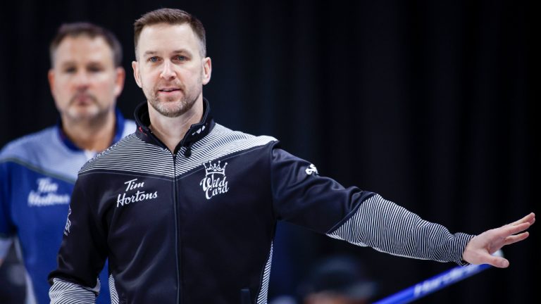 Team Wild Card One skip Brad Gushue, directs his teammates as Team Nova Scotia skip Paul Flemming looks on. (Jeff McIntosh/CP)