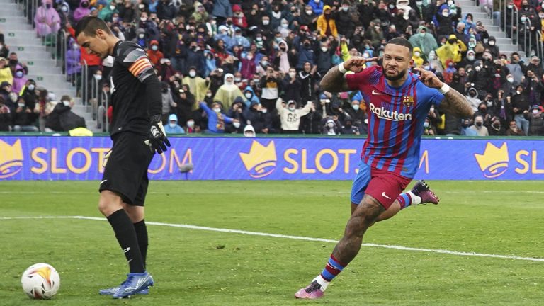 Barcelona's Memphis Depay celebrates after scoring his side's second goal from a penalty kick during a Spanish La Liga soccer match between Elche and Barcelona. (Alberto Saiz/AP)