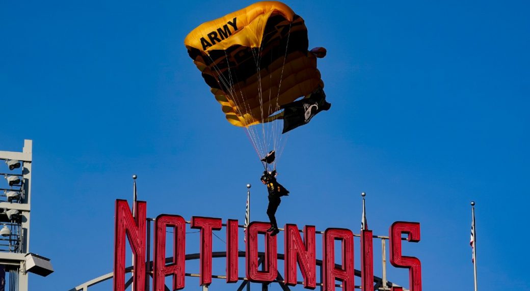 Une démonstration de parachute lors d’un match des Nationals conduit à l’évacuation du Capitole des États-Unis