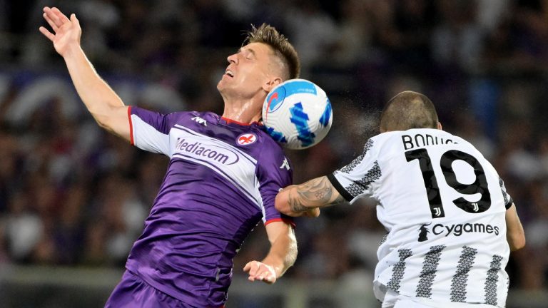 Fiorentina's Krzysztof Piatek, left, vies for the ball with Juventus Leonardo Bonucci during a Serie A soccer match between Fiorentina and Juventus, in Florence's Artemio Franchi stadium, Italy, Saturday, May 21, 2022. (Alfredo Falcone/LaPresse via AP)