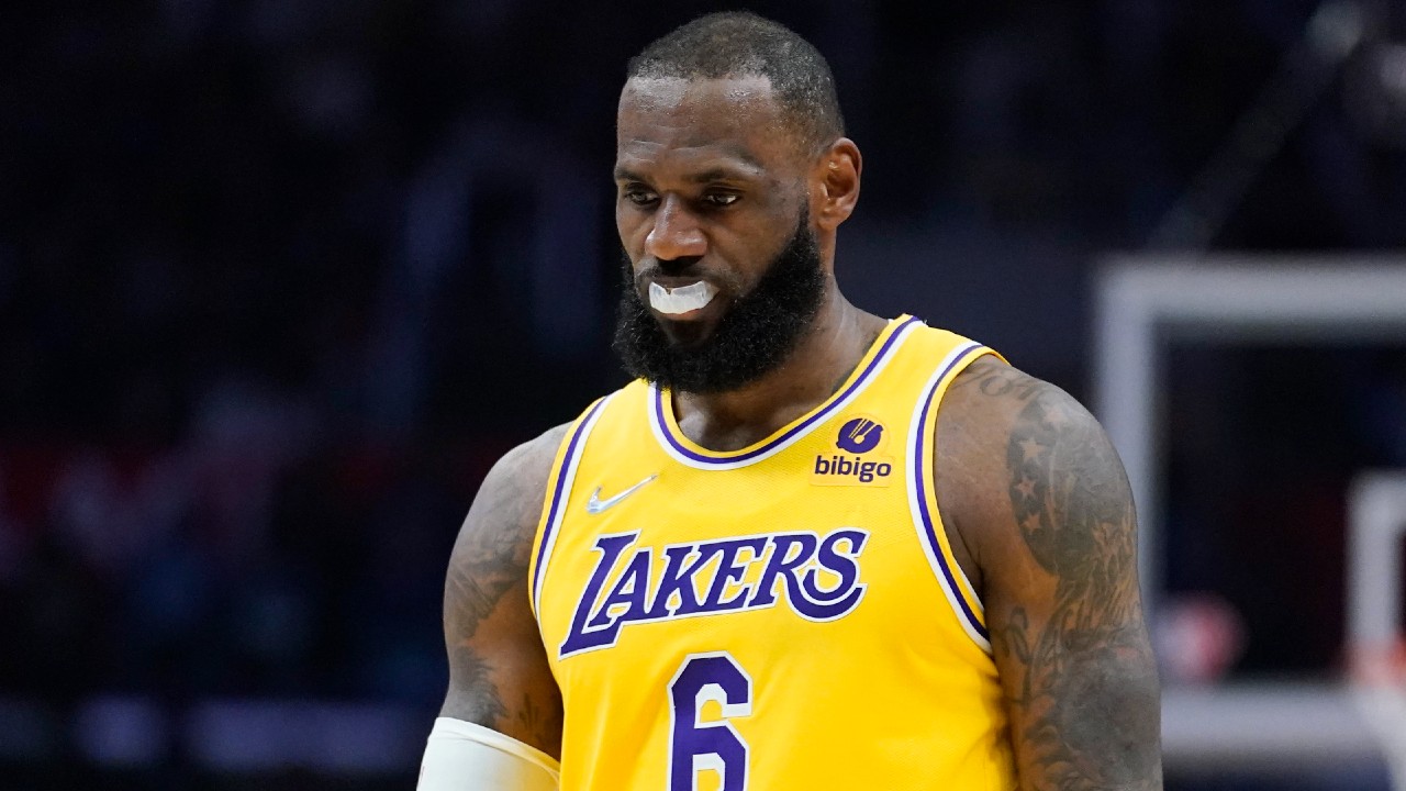 LeBron James downgraded to ‘questionable’ to play vs. Kings thumbnail