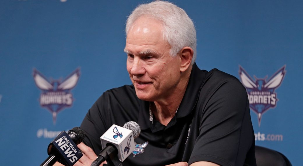 Le directeur général des Hornets, Mitch Kupchak, signe une prolongation de contrat de plusieurs années