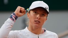 At French Open, Swiatek loses set, extends match win streak