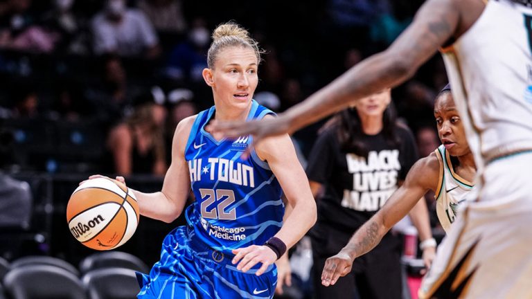 Courtney Vandersloot of the Chicago Sky dribble the basketball. (Chicago Sky/Twitter)