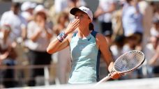 Swiatek wins 33rd match in a row, advances to French Open semis