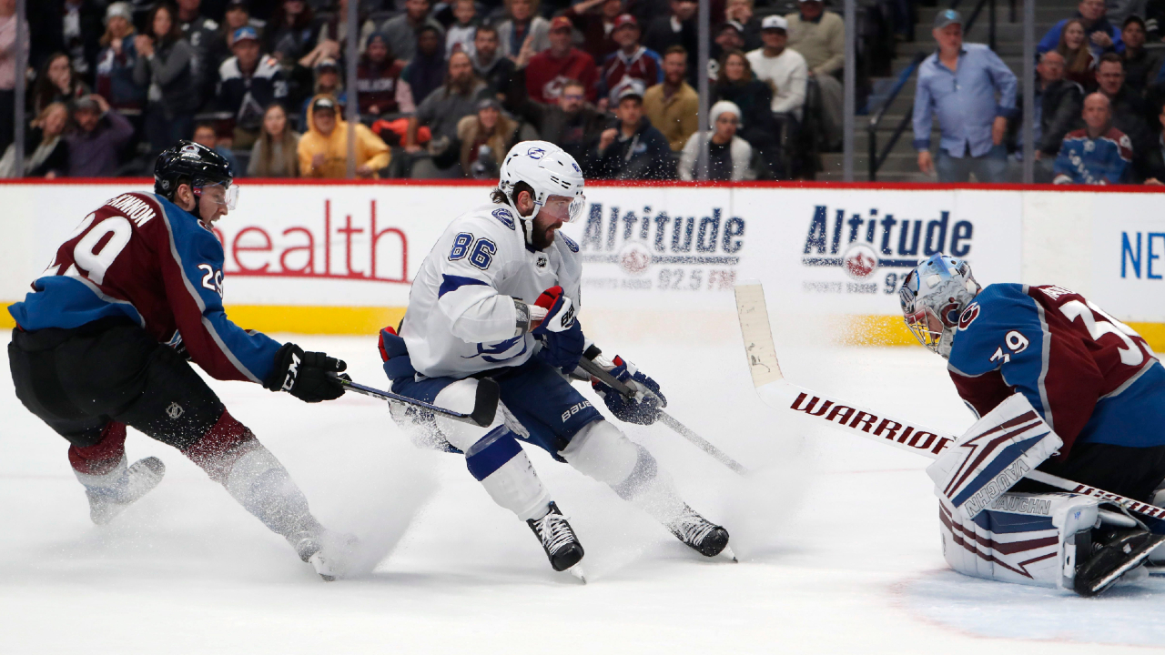 Avalanche re-sign Andrew Cogliano as they gear up for their title defense