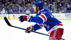 Chytil scores twice, Rangers rout Lightning in Game 1
