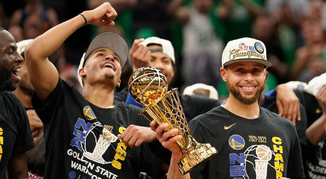 Stephen Curry van de Warriors is voor het eerst uitgeroepen tot MVP in de NBA Finals