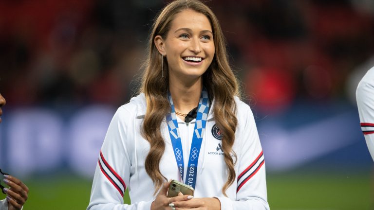 Jordyn Huitema of PSG with her gold medal attends the French Ligue 1 match between Paris Saint-Germain and Angers at Parc des Princes on October 15, 2021 in Paris, France. (Laurent Zabulon/ABACAPRESS.COM)