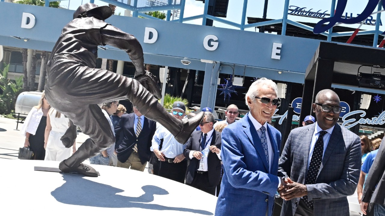 Sandy Koufax gets Dodger Stadium statue next to Jackie Robinson