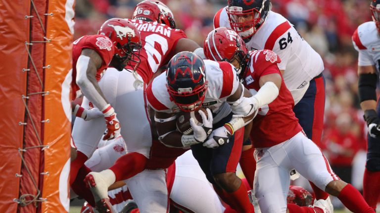 Montreal Alouettes' Willian Stanback scores a touchdown against the Calgary Stampeders. (David Chidley/CP)
