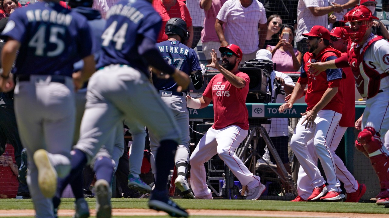 Mariners celebrate Jesse Winker with standing ovation, pizza pin after  brawl with Angels