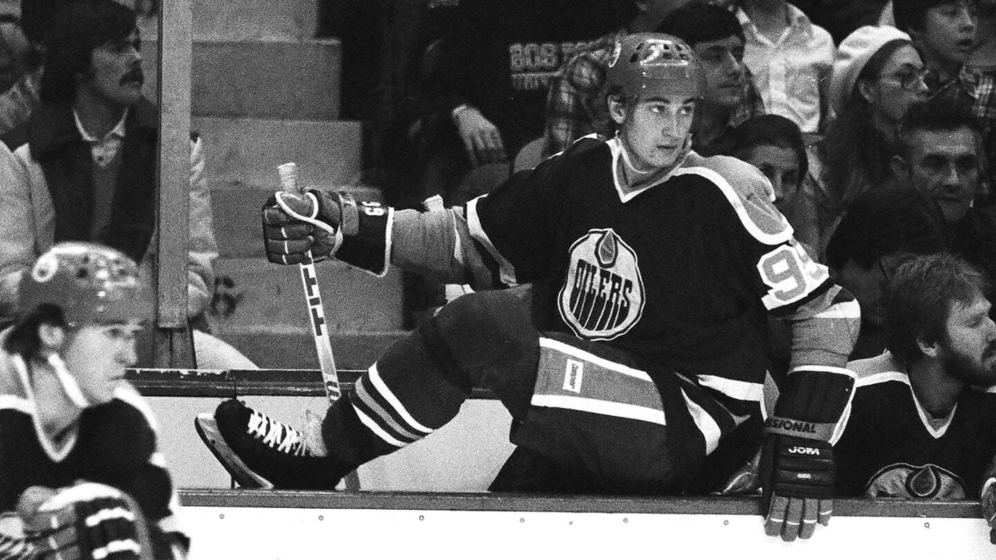Wayne Gretzky's 1979 Rookie Card Skates to a New World Record With $3.75  Million Sale
