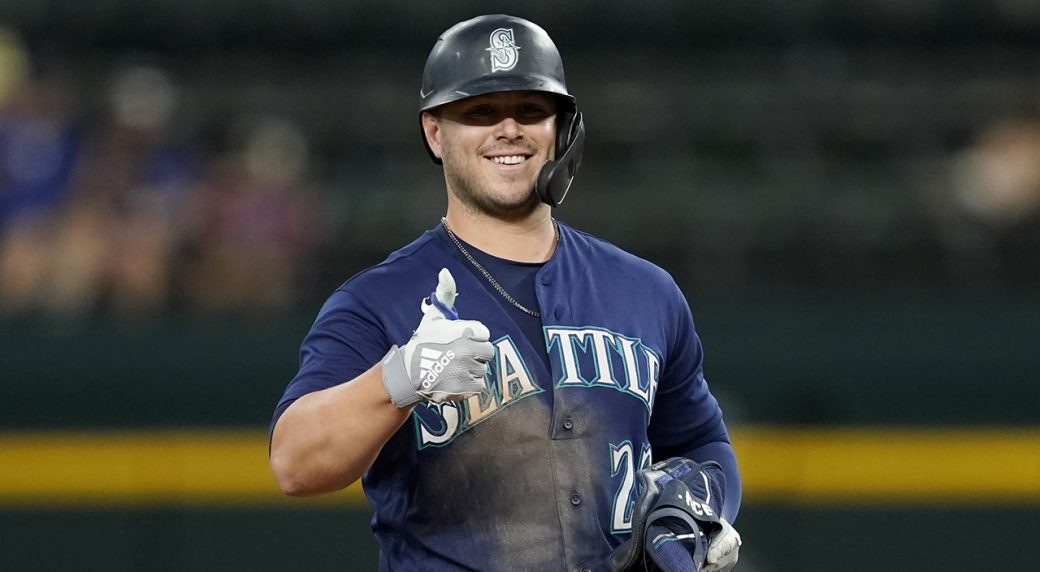 Mariners win 13th in a row, top Rangers in 10 innings
