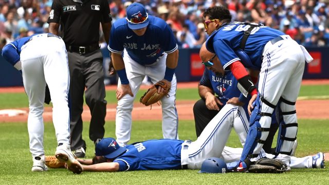 Blue Jays 1B coach Budzinski to step away from team after death of daughter