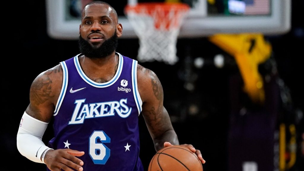 LeBron James delivers hammer dunk in Los Angeles Lakers loss to