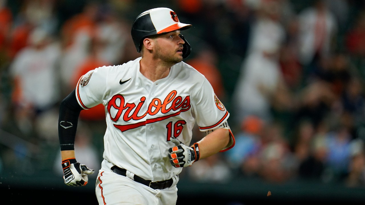 Reds sign Trey Mancini to a minor-league contract
