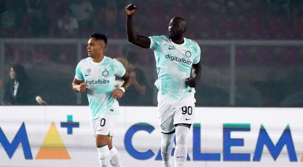 Inter Milan's Romelu Lukaku (centre) heads towards goal but is