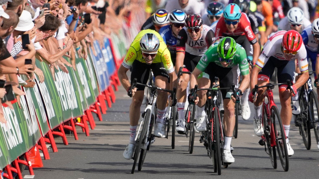 Bennett gana otra etapa mientras Affini toma la delantera en la Vuelta;  Woods de Canadá abandona la carrera