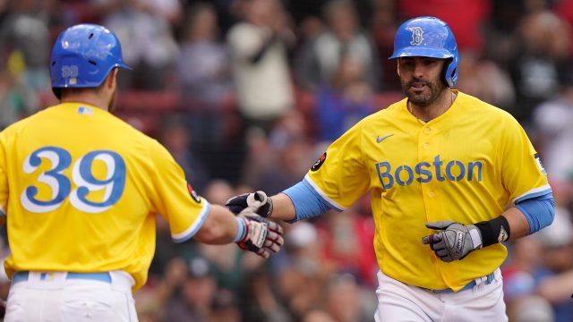 MLB roundup: Twins' Luis Arraez captures AL batting crown