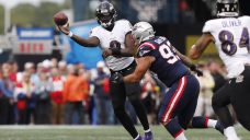 Lamar Jackson accounts for 5 TDs as Ravens hold off Patriots